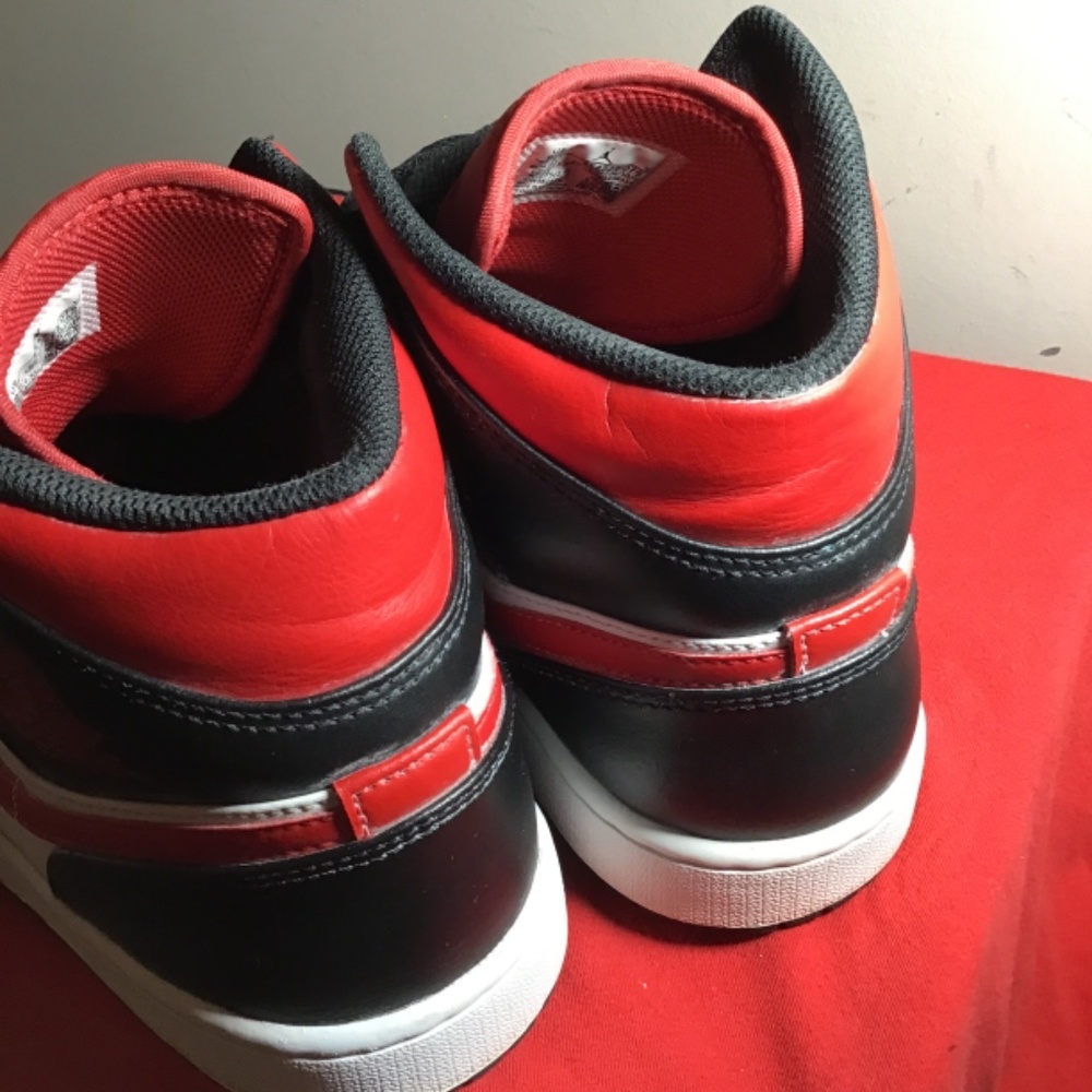 😎Classic Air Jordan 1Mid Black Fire, size 9.5, good cond, see photos for wear, - Picture 4 of 9